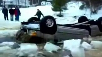 Неудачно вытащили машину из проруби - смотреть видео (0:35)