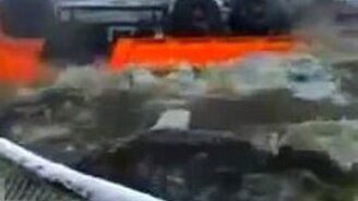 КамАЗ ушёл под воду - смотреть видео (0:23)