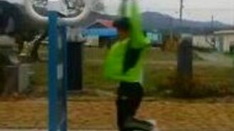 Забавный уличный корейский тренажёр - смотреть видео (0:39)