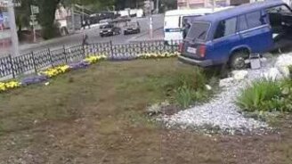 Памятник глупому водителю - смотреть видео (0:42)