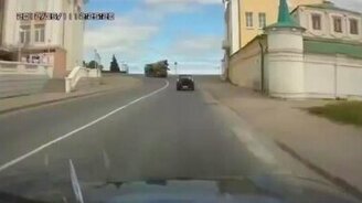 Мусоровоз-перевёртыш - смотреть видео (0:15)