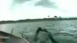 Зацепился за борт - смотреть видео (0:07)