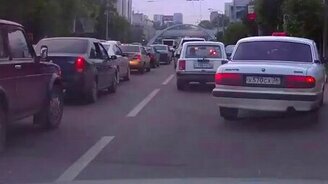 Суровый и уверенный пешеход - смотреть видео (0:18)