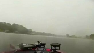 Удар молнии в воду - смотреть видео (0:09)