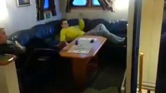 Каково быть на корабле в океанский шторм - смотреть видео (0:51)