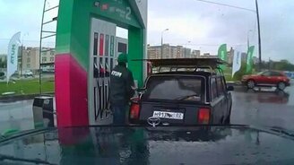 Весёлый заправщик-танцор - смотреть видео (1:31)