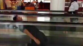 Как стать невидимкой на травеллаторе - смотреть видео (0:07)