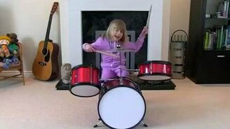 Игра маленьких барабанщиц - смотреть видео (1:37)