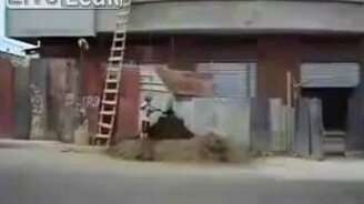 Как поднять ведро на четвёртый этаж - смотреть видео (1:00)