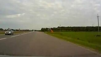 Самолёт приземлился на автотрассу - смотреть видео (0:19)