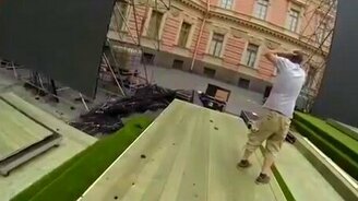 Падение большого экрана - смотреть видео (0:32)