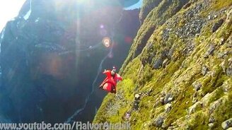 Захватывающий полёт в летающем костюме - смотреть видео (5:23)