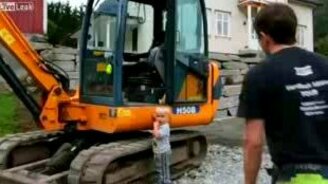 Трёхлетний экскаваторщик - смотреть видео (1:30)