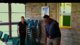 Официантка бьёт в лоб ногой - смотреть видео (0:42)