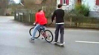 Чуть-чуть не сшиб - смотреть видео (0:58)