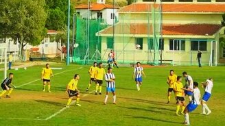 Случайно забитый гол - смотреть видео (0:31)