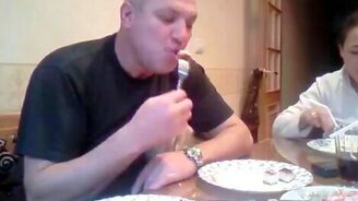 Наглый толстый кот - смотреть видео (1:08)