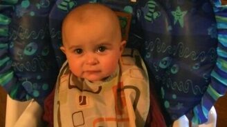 Эмоциональный малыш реагирует на мамину песню - смотреть видео (2:12)