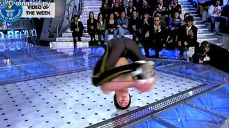 Самое длительное кручение на голове - смотреть видео (2:05)