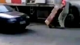 Типичные грузчики - смотреть видео (0:26)