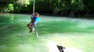 Дебют на тарзанке - смотреть видео (0:53)