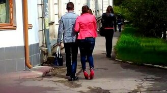 Девушка на розовых каблуках - смотреть видео (0:24)