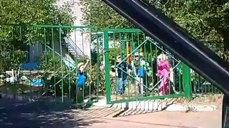 Заехал за сестрой в садик... - смотреть видео (0:21)