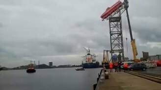 Спуск спасательной шлюпки на воду - смотреть видео (0:23)