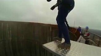 Прыжок в градирню с высоты - смотреть видео (0:39)