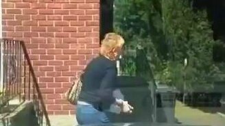 Напугал женщину сигналом - смотреть видео (0:06)