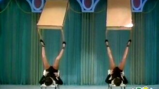 Ловкие циркачки и столы - смотреть видео (1:26)