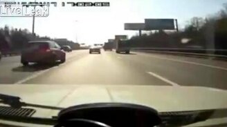 Папа учит дочку поведению в случае аварии - смотреть видео (2:22)