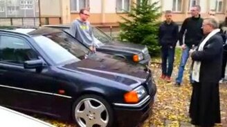 Мерседес и священник - смотреть видео (0:23)