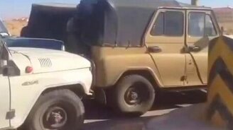 Арабские УАЗы в очереди - смотреть видео (2:37)