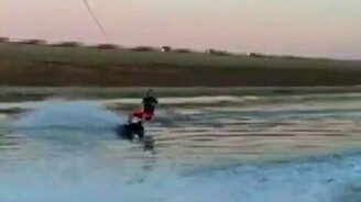 Перепрыгнул катер - смотреть видео (0:13)