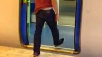 Оригинально вошёл в поезд - смотреть видео (0:05)