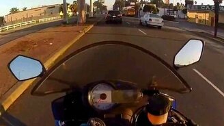 Крайне везучий мотоциклист - смотреть видео (0:22)