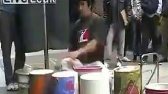 Талантливый барабанщик на чём попало - смотреть видео (5:01)