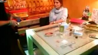 Розыгрыш с тараканом в ресторане - смотреть видео (1:42)