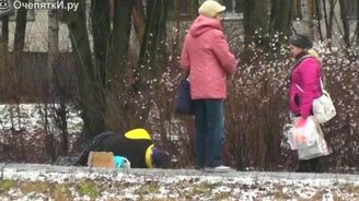 Будут ли люди воровать у бездомного? - смотреть видео (2:45)