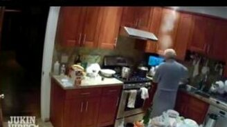 Бабушка в халате в огне - смотреть видео (0:16)