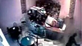 Развалилось кафе - смотреть видео (0:16)