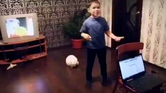 Коту надоело слушать песню - смотреть видео (0:20)