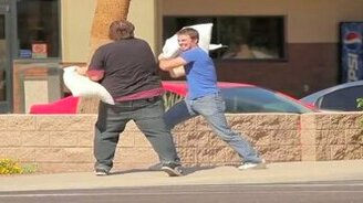 Бой подушками с незнакомцем - смотреть видео (0:54)