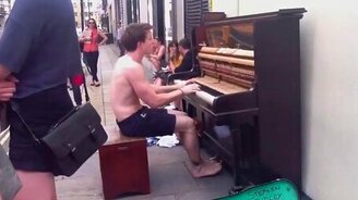 Уличный пианист в шортах - смотреть видео (1:31)