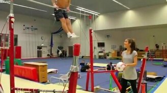 Уникальный трюк с мячами на турнике - смотреть видео (0:33)