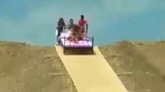 Прыжок на кровати с трамплина - смотреть видео (0:35)