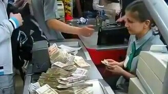 После такого кассирша уволится... - смотреть видео (4:39)