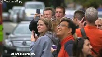 Летающий парень у автобуса - смотреть видео (1:58)