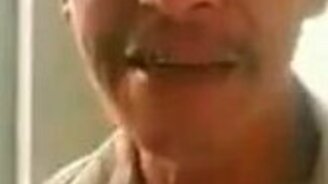 Мужчина плачет, как ребёнок - смотреть видео (1:00)